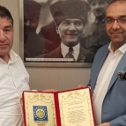 Murat Alabaş Dr. Kenan Kalı'ya Onursal üyelik beraatını Fırat Alabaş ile beraber takdim etti