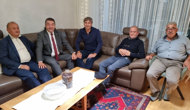 AMDF GENEL BASKANI MURAT ALABAŞ ALMANYA BERLİNDE 1999 dan beri MALATYA LILAR DERNEK BAŞKANLARI İLE BİR ARAYA GELDİ.
