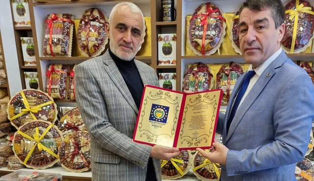 Avrupa Malatyalılar Federasyonu Onursal Üyelik Belgesi Malatyanın Sevilen İş Adamı İsmal Özelçi ye Verildi