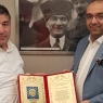 Murat Alabaş Dr. Kenan Kalı'ya Onursal üyelik beraatını Fırat Alabaş ile beraber takdim etti